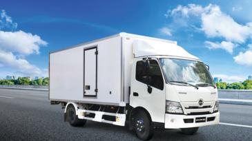 Giá xe tải Hino Xzu650 euro 5 tải 1.9 tấn thùng kín mới nhất 2024